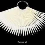 Este muestrario en abanico con forma stiletto y color natural cuenta con 40 uñas.