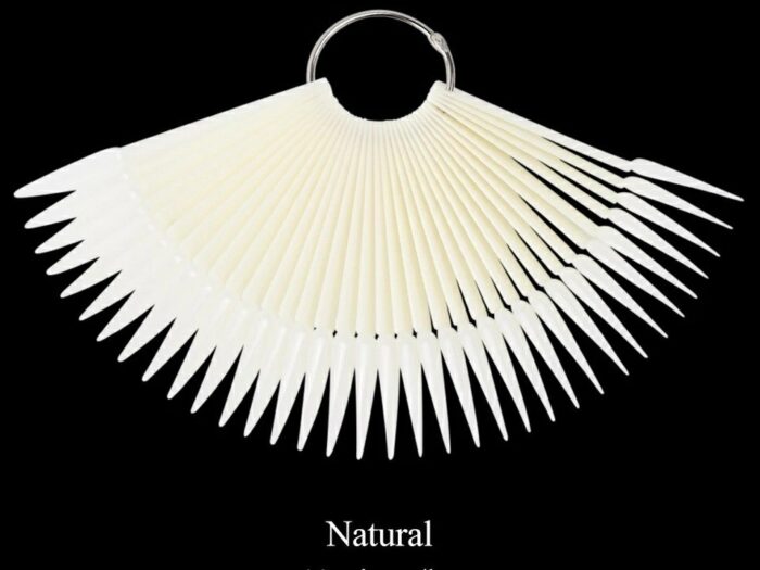 Este muestrario en abanico con forma stiletto y color natural cuenta con 40 uñas.