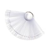 Este muestrario en abanico con forma clásica y color transparente cuenta con 50 uñas.