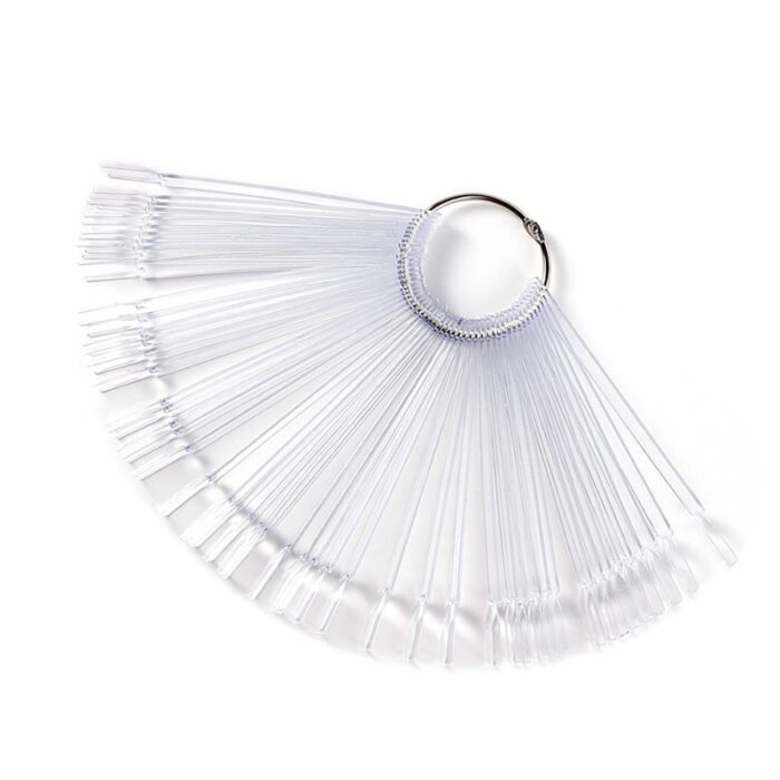 Este muestrario en abanico con forma clásica y color transparente cuenta con 50 uñas.