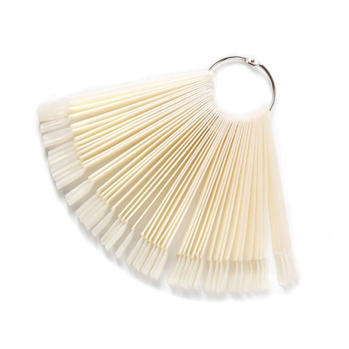 Este muestrario en abanico con forma clásica y color natural cuenta con 50 uñas.