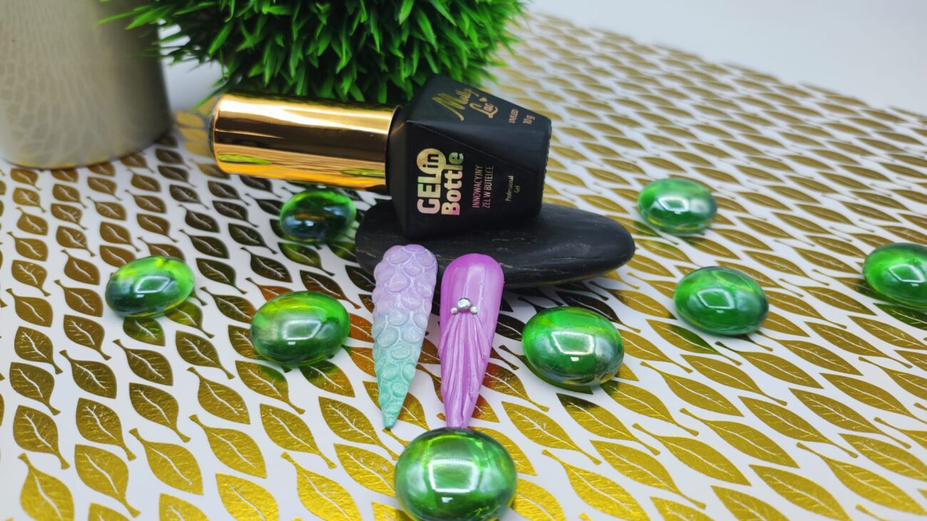 Diseño de manicura en tendencia con relieve